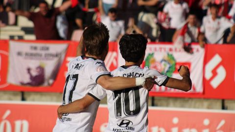 Luis Chacn celebrando un gol con la Cultural Leonesa