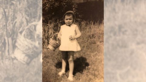 Mariv� Monteser�n, de ni�a, en�una pomarada en el Camino a Santa Barbara de Llaranes