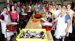 M�s de cincuenta personas, cocineros incluidos, trabajaban ayer en los preparativos de la fiesta.
