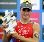 Javier G�mez Noya, con el trofeo que lo acredita como l�der de las Series Mundiales. 