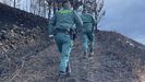 Dos guardias civiles investigando los incendios de Asturias