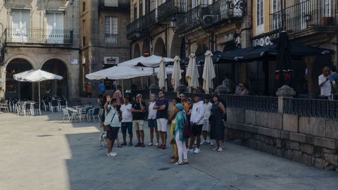Turistas en la Praza Maior de Ourense.