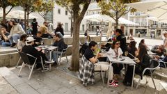 La v�spera del D�a de la Madre atrajo este s�bado al centro de Viveiro a numerosos clientes del comercio y visitantes