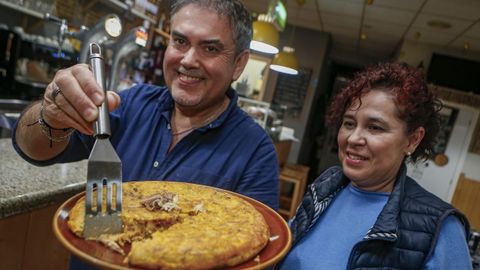 Segundo Villar y su mujer, Victoria Regueira, regentan Casa Xiada, en Noia