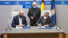 Jos� Manuel Baltar firm� el convenio con David de Le�n, presidente del Asilo del Santo �ngel y Fundaci�n Santamarina-Temes, en presencia del obispoo de Ourense, Leonardo Lemos
