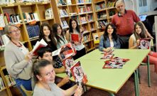 Alumnos e mestres do instituto Campo de San Alberto mostran o derradeiro exemplar da revista escolar �Entrepontes�. 