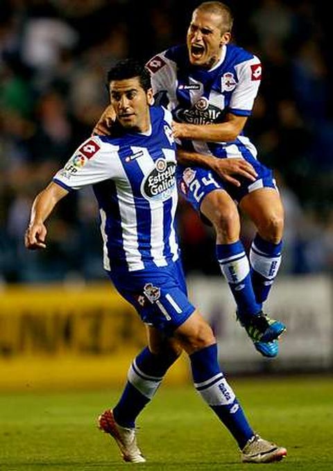 Berganti�os celebra con Riki un gol ante el Girona.