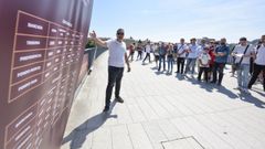 Presentaci�n de la campa�a de socios del Pontevedra CF en el puente de O Burgo.