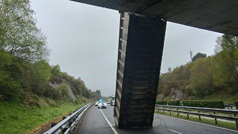 Remolque empotrado contra el puente que pasa por encima de la A-6