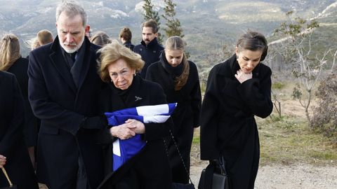 Felipe VI, la reina Sof�a, la reina Letizia y la princesa Leonor, en el entierro en el cementerio de Tatoi