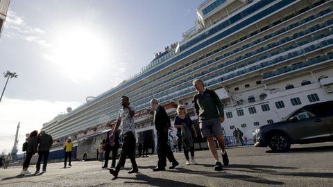 Escala de un trasatl&aacute;nticos en el puerto de A Coru&ntilde;a en una imagen de archivo. 