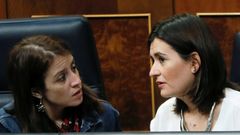 La portavoz del PSOE, Adriana Lasta, conversa con la ministra de Sanidad, Consumo y Bienestar Social, Carmen Mont�n
