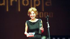 Marisa Paredes, agradeciendo el premio Cineuropa en Santiago, en el 2000.