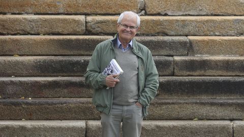 O escritor Guillermo Llorca Freire, nos peiraos de Curuxeiras en pleno corazn de Ferrol. 
