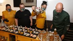 I�aki Bretal observa como Ilhem, del restaurante marroqu� D�kela, sirve el t� en el encuentro Mestizaxes, festival gastron�mico das coci�as de f�ra