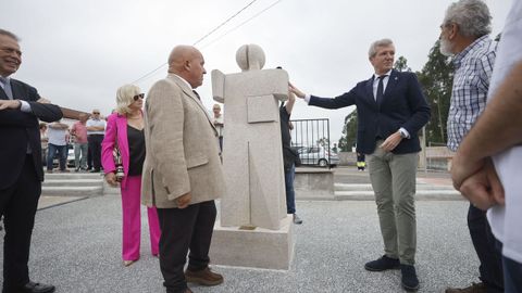 Escultura inaugurada en la entrada del nuevo centro de salud de Abegondo.