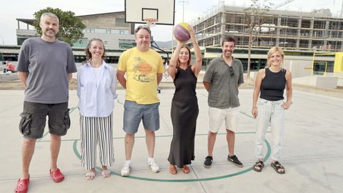 Directiva para a historia. De esquerda a dereita: Gustavo And&uacute;jar (tesoureiro), Alejandra Nogueira (vicepresidenta), Diego Doval (vogal), a presidenta do CLB, Nuria Rubio, Jorge Freijeiro (vogal) e Alba Gorgoso (secretaria).