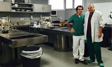 <span lang= es-es >Con Jean Monceau</span>. Iv�n Amarelle imparte clase en Barcelona junto a Jean Monceau, que es referente mundial en tanatopraxia, Entre las decenas de miles de cuerpos a los que ha aplicado sus t�cnicas est�n los de Lady Di, el ocean�grafo Jacques Cousteau, la actiz Bette Davis y el dise�ador Guy Laroche.