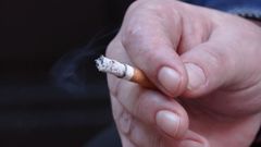Imagen de archivo de un hombre fumando