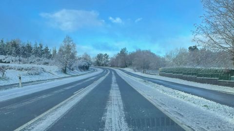 La carretera entre Lal�n y Rodeiro, este domingo, a las 10.00 horas.