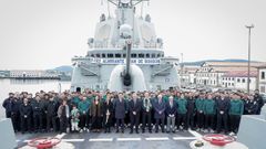 Visita de la plantilla del Racing a la Fragata Almirante Juan de Borb�n