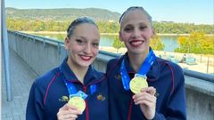Daniela Su�rez y Naia �lvarez con la medalla de oro conseguida en Budapest.