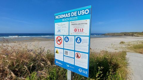 Una playa de Barreiros y un cartel en donde se advierte de la expresa prohibici�n del acceso de perros