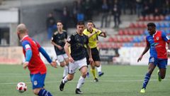 Rober Alarcon UP Langreo Vetusta Ganzabal.Rober Alarc�n, en una acci�n frente al UP Langreo