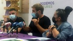 El secretario general de Podemos Asturies, Daniel Ripa, y los portavoces de la formaci�n Cristina Tuero y Francisco Su�rez