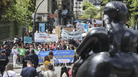 Profesores de la educacin pblica protestan por las calles de Oviedo