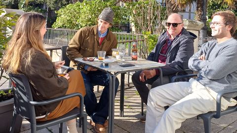 Guitarricadelafuente, en el centro, con su familia, este jueves en la Plaza de Azc�rraga, en A Coru�a.