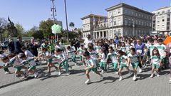 Marea verde y blanca de alumnos de Los Sauces, en la carrera de este jueves en Pontevedra