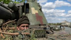 Un soldado ucranino vigila desde un tanque el frente de la ciudad de Lyman.