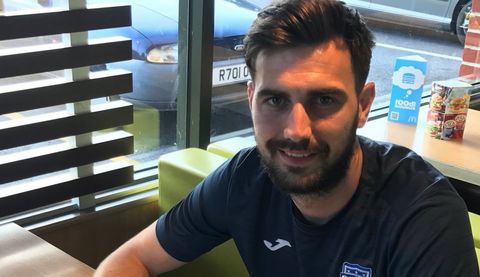 El jugador Matt Paterson firm� su contrato en un McDonalds