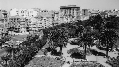 Imagen retrospectiva de los Jardines de M�ndez N��ez, Plaza de Mina y, al fondo, el edificio del Banco Pastor.