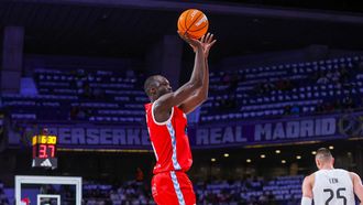 Bakary Dibba lanza a canasta en la victoria del Breog�n contra el Real Madrid en el Movistar Arena de Madrid en la Liga Endesa 2025-2026