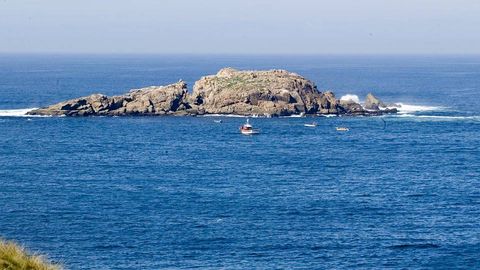 Illa Gabeira. Ubicada frente a San Andr�s de Teixido, puede presumir de ser uno de los puntos de Galicia con el percebe m�s sabroso.