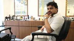 Alejandro Sojo Claro, en su peluquer�a, Claros, en la r�a de Alfredo Bra�as