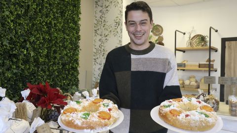 Fernando Leis, con dos de los roscones de Reyes preparados con la nueva receta.