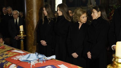 La reina em�rita Sof�a, junto a los reyes Felipe VI y Letizia, la Princesa de Asturias y la infanta Sof�a, en la catedral ortodoxa griega de San Andr�s y San Demetrio de Madrid.