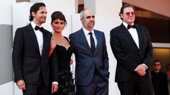 El director Juan Diego Botto, los actores Pen�lope Cruz y Luis Tosar, y el productor �lvaro Longoria, en la Mostra durante la presentaci�n de �En los m�rgenes�.