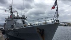 Barco frances atracado en el puerto 