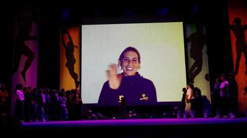 Sara Guerrero agradeciendo su premio desde Tailandia.