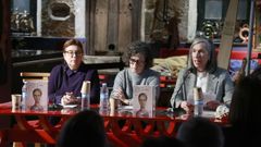 De izquierda a derecha, Teresa Seara, editora de la obra; Rosala Franco, hija de Xos L. Franco Grande, y Mara Pereira, directora de Merln Comunicacin, este viernes en Portas rtabras