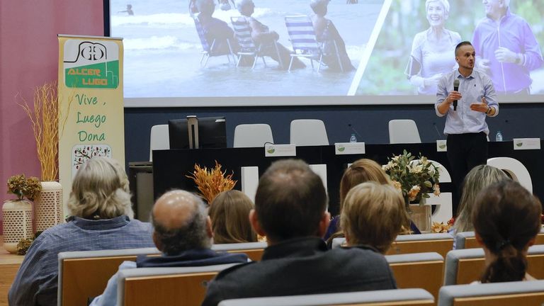 El enfermero Alejandro Gonzlez, durante su intervencin.