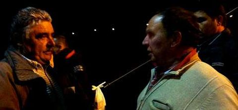 Carlos, a la derecha, rescat� con su lancha al compa�ero del pescador desaparecido el viernes. 