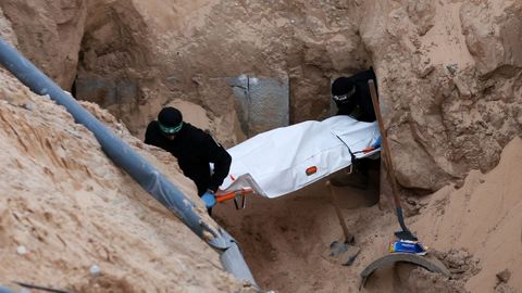 Ham�s recupera un cad�ver en Khan Younis, Gaza, mientras contin�a la b�squeda de rehenes desaparecidos