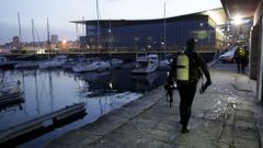 BUZOS DE LA GUARDIA CIVIL BUSCAN EL CUERPO DEL JOVEN DESAPARECIDO MANUEL RODRIGUEZ GOMEZ EN LA DARSENA DE LA CORU�A