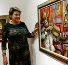 La viuda de B�veda, con uno de sus cuadros.