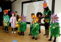 Alumnos de Nosa Se�ora do Faro, de Ponteceso, convirtieron pl�sticos en disfraces en el 2013.